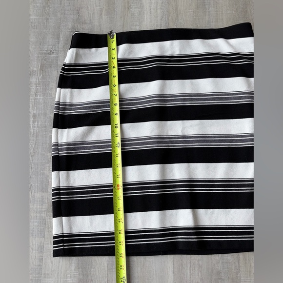 ROZ & ALI Black & White Striped Elastic Waist Knee Length Pencil Skirt Size XL - Picture 5 of 6